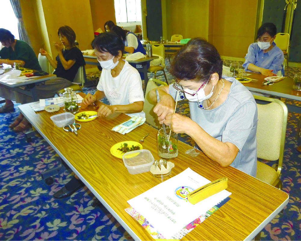 苔テラリウム作りに挑戦(女性大学)