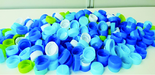 回収したペットボトルのキャップ