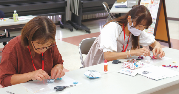 つまみ細工のブローチ作りのようす