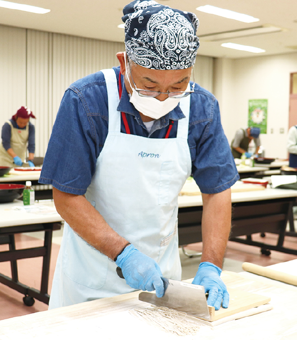 「男のいきいきセミナー」の人気企画そば打ち講座のようす