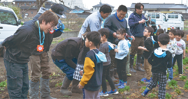 お礼に園児たちから手作りのメダルが贈られた