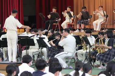 刑事ドラマメドレー披露　栃木県警音楽隊、鹿沼東高で音楽鑑賞会　吹奏楽部とコラボも