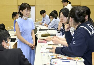 タレント井上咲楽さんが宇都宮で「新聞塾」　高校生100人に新聞の魅力伝える　「頼りになる情報源一つ持って」