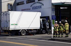 足利の店舗に準中型自動車が衝突　男性死亡