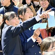 栃木県立高合格発表、9464人に“春”到来　番号見つけ歓声、喜び分かち合い