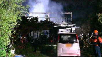焼け跡から遺体、母親と連絡取れず　小山…
