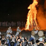 那須・殺生石で伝統の「御神火祭」　燃え…