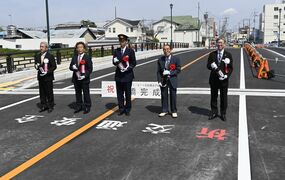 佐野の「大橋」架け替え完了、開通　安全配慮し歩道連続照明など設置　交通渋滞の緩和に…