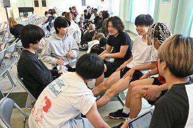 「海外の学校みたい」髪形、服装、ピアスもOK　教員免許ない校長が進める偏差値教育からの脱却