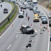 宇都宮の東北道で男性はねられ死亡　のり面に衝突、走行中にタイヤ破裂か　約6時間通行…